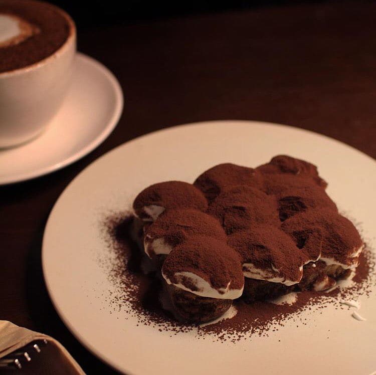 コーヒーだけでなく、ティラミスやアップルクランブルなどのデザートもイチオシ！