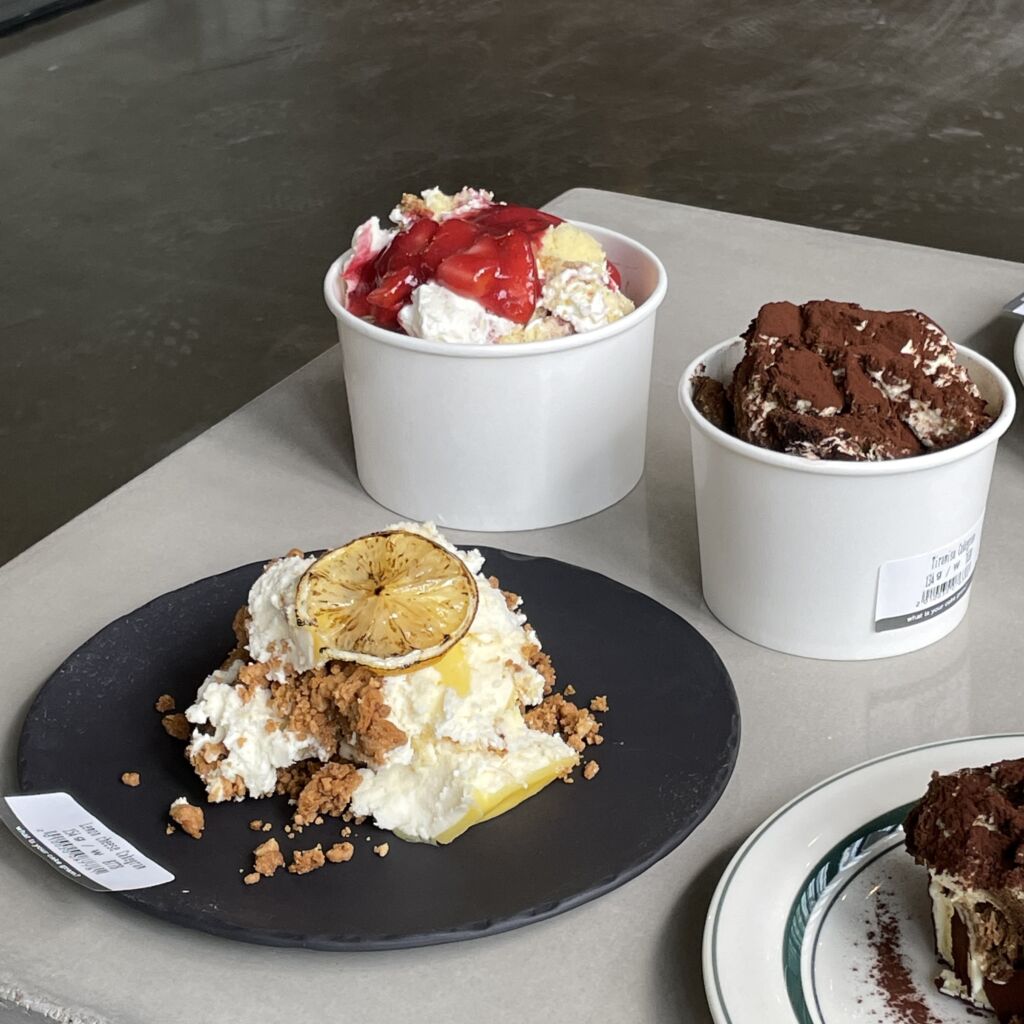 ケーキは100グラムから注文可能！自分の好きな分だけ頼めるのも嬉しいところだ