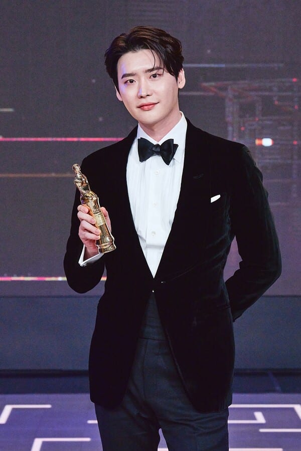 イ・ジョンソクは、『MBC演技大賞』で大賞を受賞した