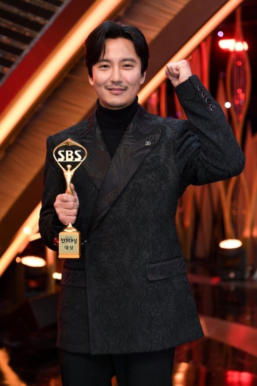 キム・ナムギルは、『SBS演技大賞』を受賞した