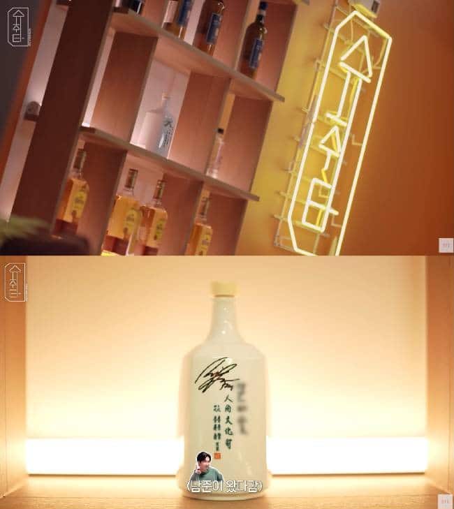 棚に並んだ、RMの瓶の右は誰のサイン？