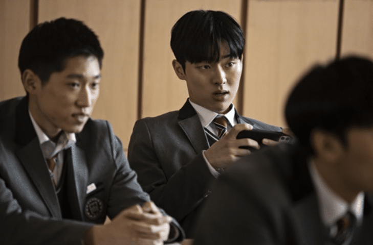 チェ・ヒョヌクは、『復讐代行人～模範タクシー～』(邦題/SBS/2021)で校内暴力の加害者役に扮した