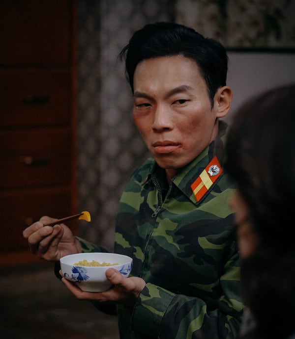 ヤン・ギョンウォンは、人間味溢れる士官長ピョ・チス役を熱演した