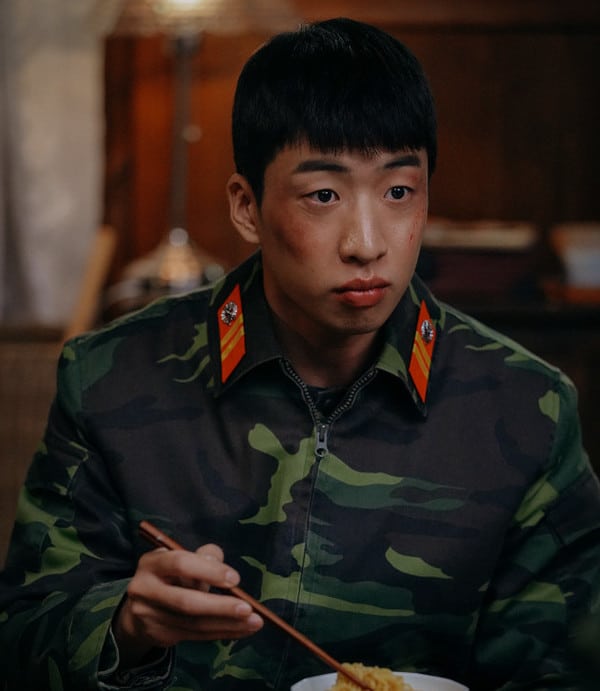 ユ・スビンは、韓国ドラマが大好きな中級兵士キム・ジュモクを演じた