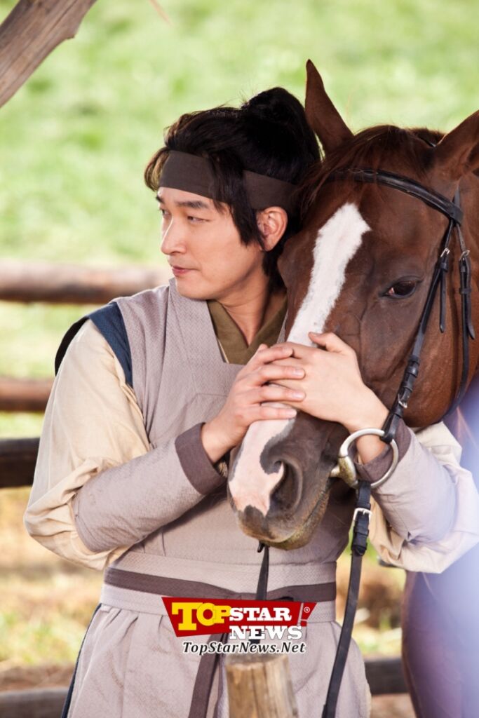 チョ・スンウのドラマデビュー作は、2012年の『馬医』