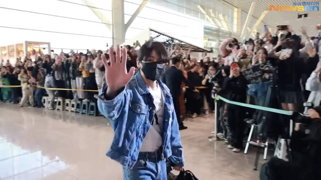 ジョングクは仁川空港でデニムセットアップ姿を披露した