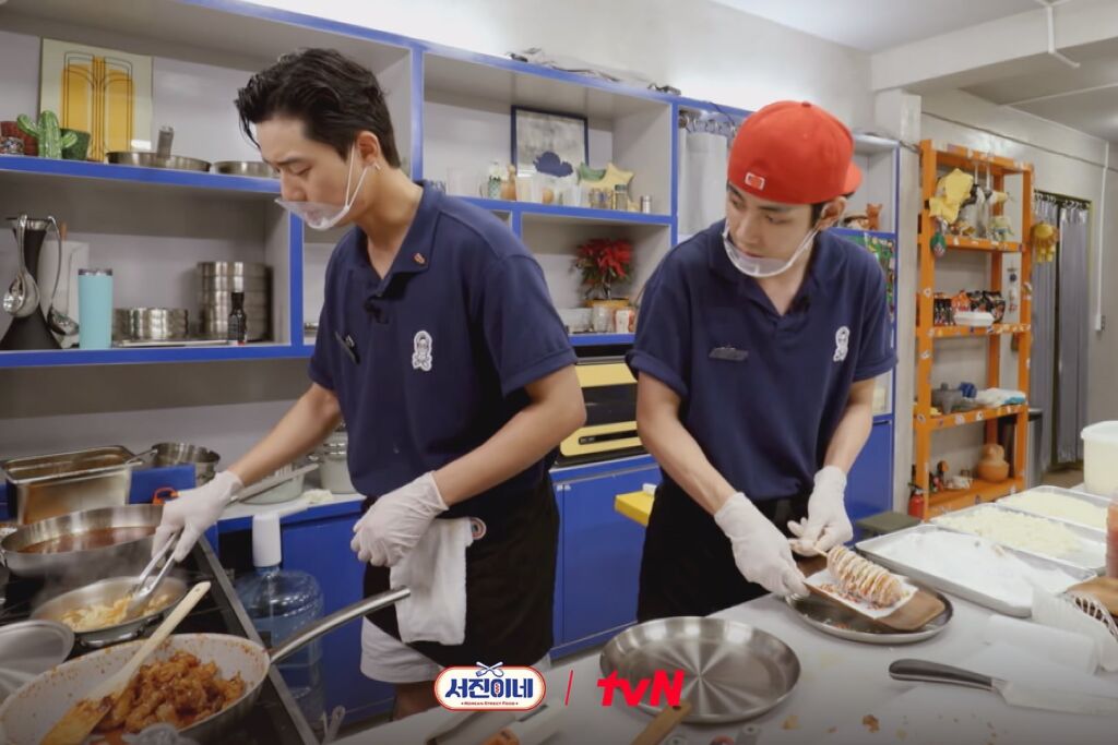 『ソジンの家』では、BTSのV(右)と一緒に厨房で奮闘中