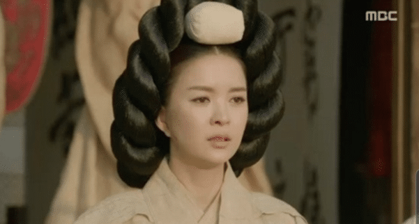 オジュンモリは、『華政』(MBC/2015)にも登場していた頭の周りに頭髪を巻き付けたヘアスタイル