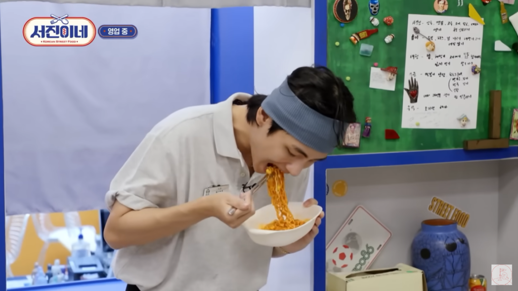 tvN『ソジンの家』でおいしそうに食べるV。たしかに彼は麺が好きだけども‥