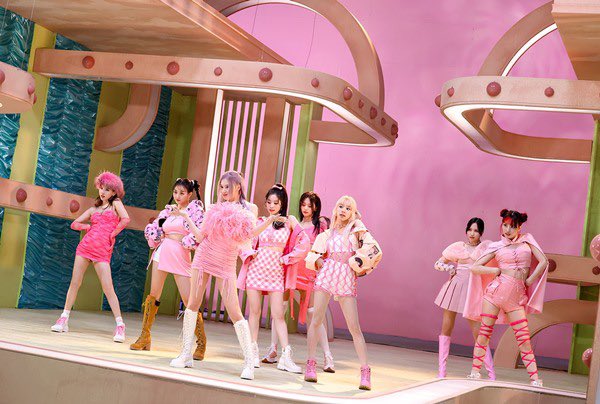 BTS、TWICEなど‥ピンクの衣装が登場するK POPアイドル MV 5選