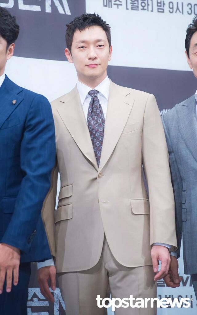 俳優のソン・ソックはJTBC『私の解放日誌(2022)』などドラマでも活躍する
