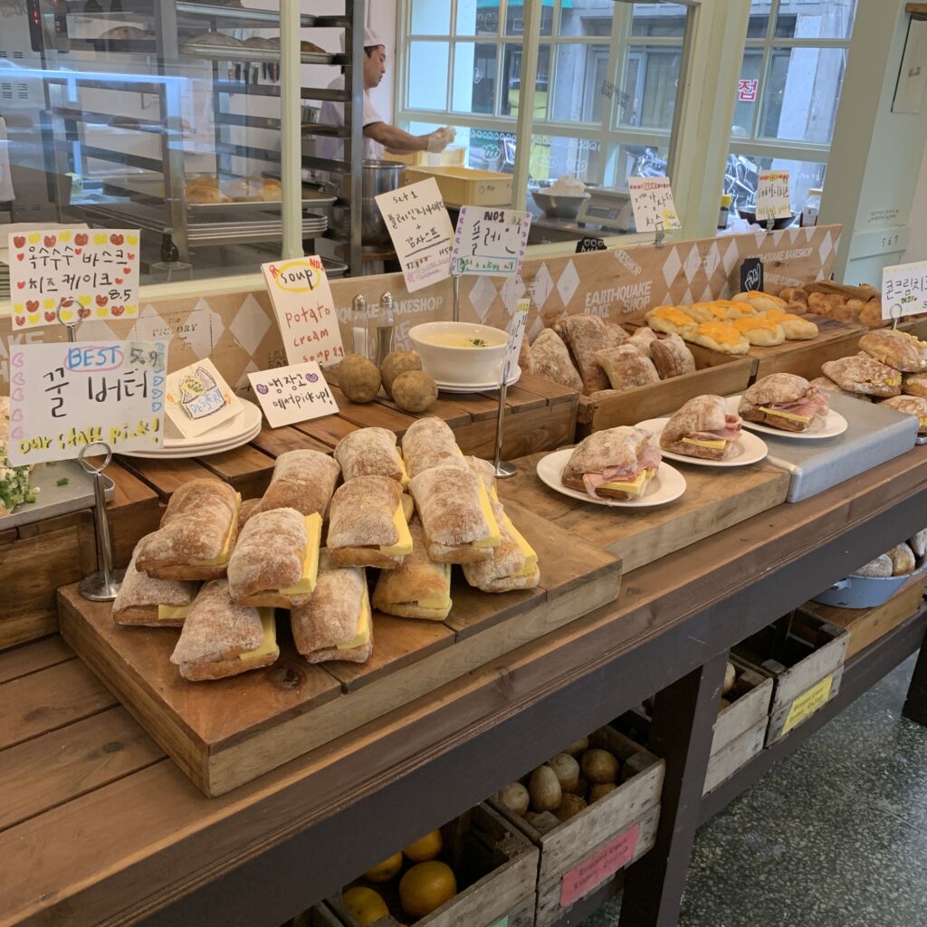 内装 EARTHQUAKE BAKESHOP 