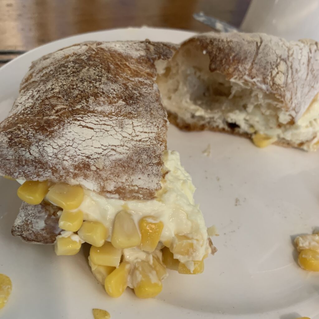 コーンクリームチーズチャバタ EARTHQUAKE BAKESHOP 