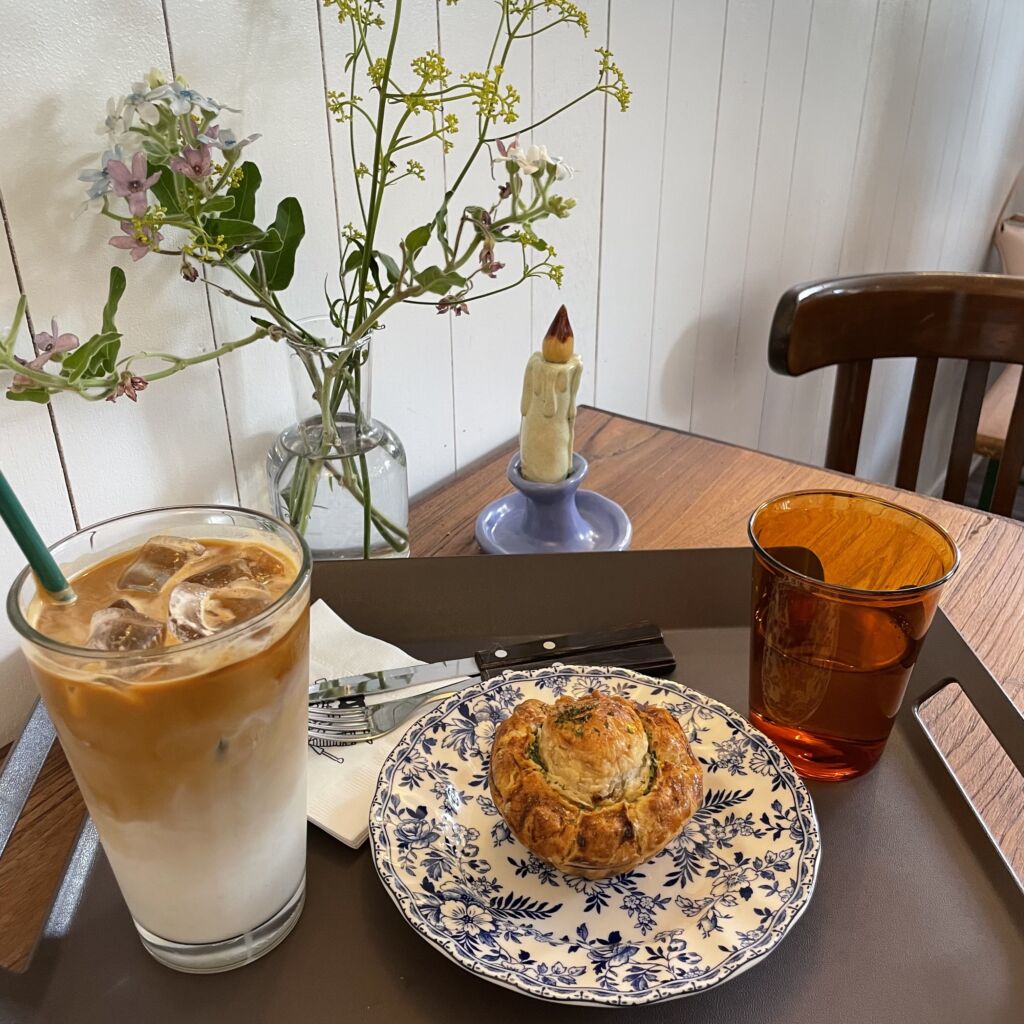 カフェラテ5,500ウォン、バーベキューパイ8,500ウォン　BREANNY PIE CANTEEN 