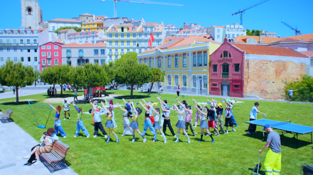 『Super Shy』のMVは海岸線に面した都市リスボンで撮影された
