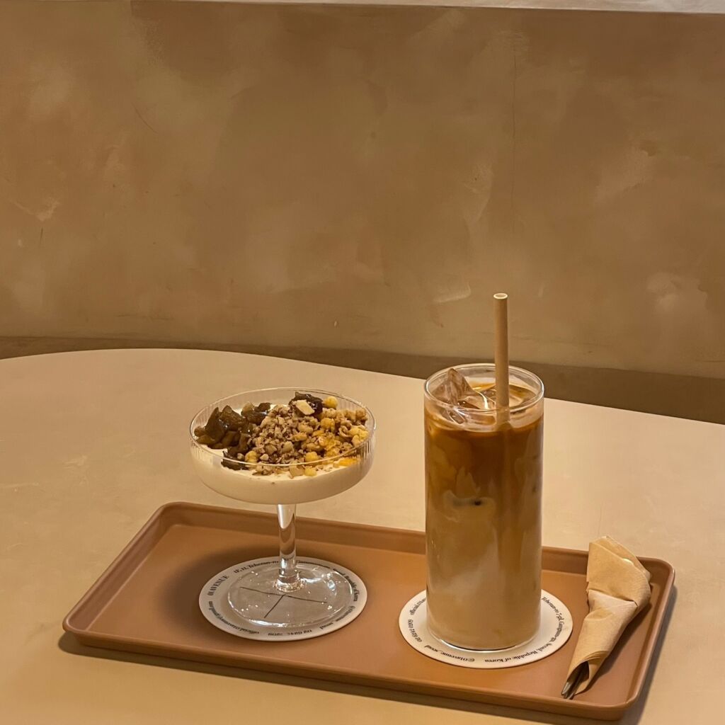 アップルシナモンヨーグルト[8,500ウォン] 、アイスカフェラテ[6,500ウォン] 01avenue 