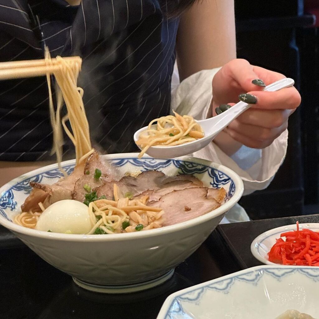 六本木にあるラーメン店『赤のれん』を訪問したユンジン