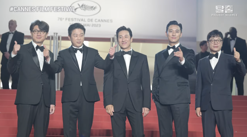 イ・ソンギュン(中央)は映画『脱出：PROJECT SILENCE』で第76回カンヌ国際映画祭に参席した