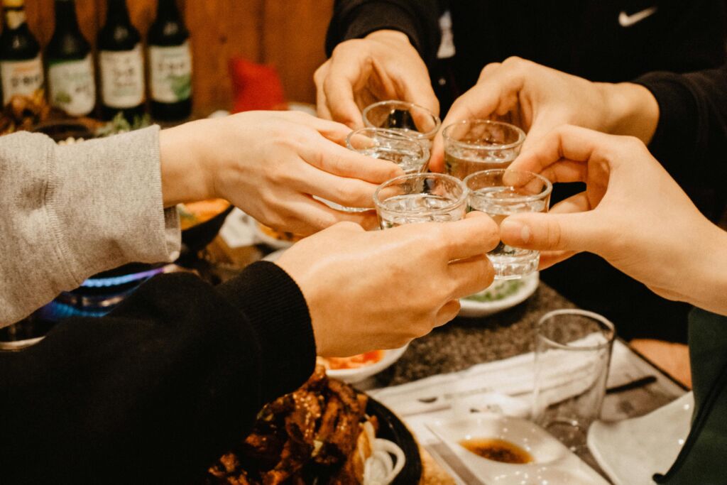 韓国ドラマを視聴する人の飲酒回数と量が増加