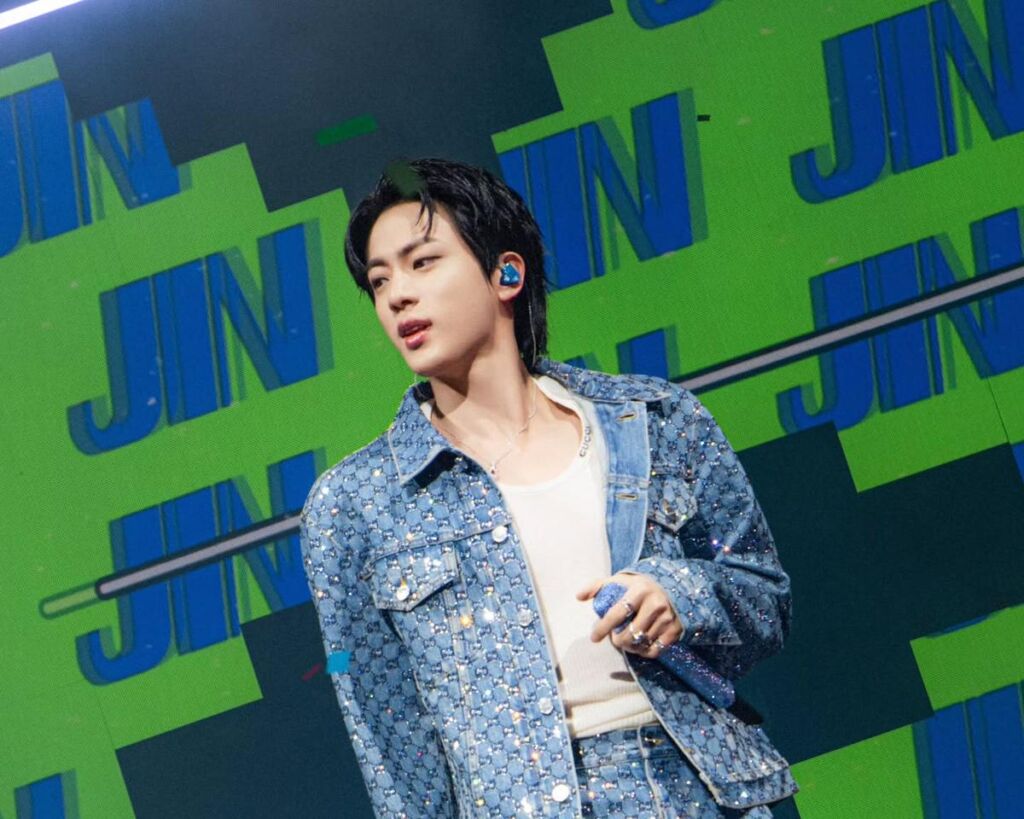 BTS ジン、アムステルダムで見せた輝き！洗練のデニムファッションでステージを支配 - DANMEE ダンミ