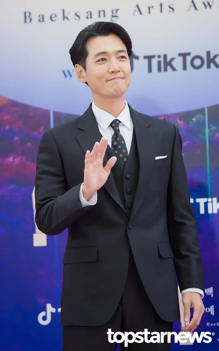 チョン・ギョンホは、『プロボノ』で主演を務める