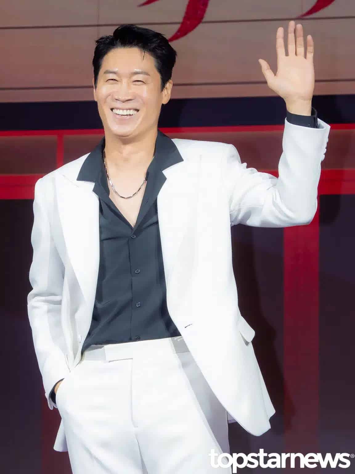 チン・ソンギュは、『夫たち』で主演を務める