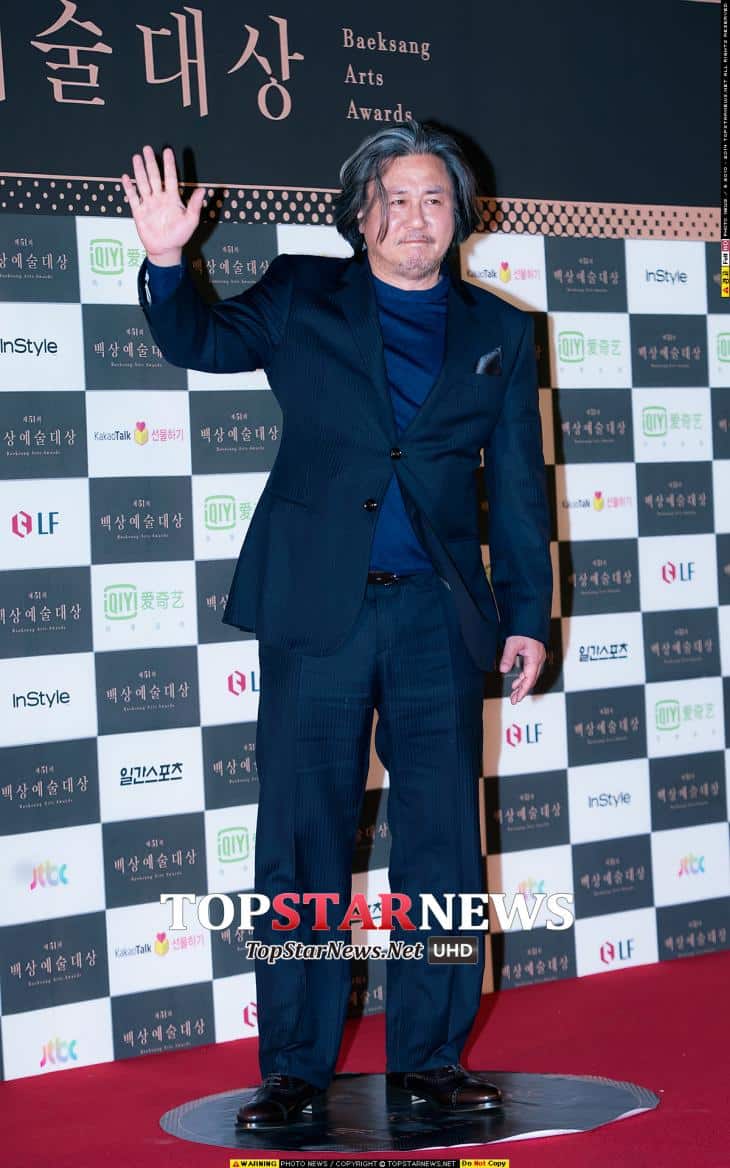 チェ・ミンシクは、『最後列からの声』で主演を務める