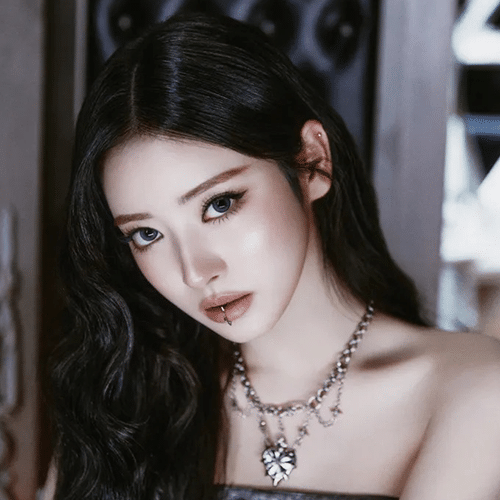 MEOVV アンナ (画像出典:THEBLACKLABEL)